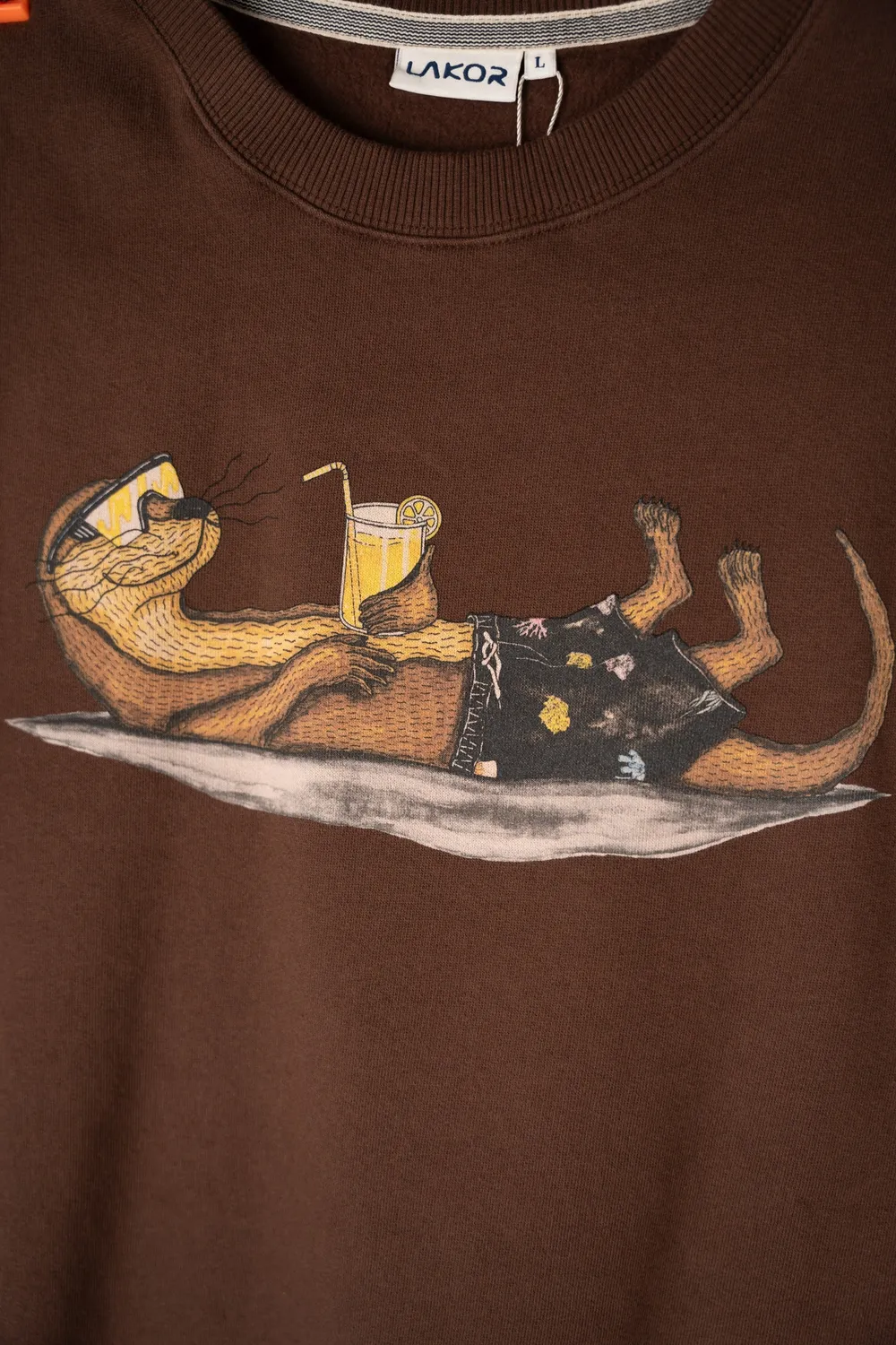 LAKOR An Otter Vacation Sweatshirt Chicory Coffee Bio