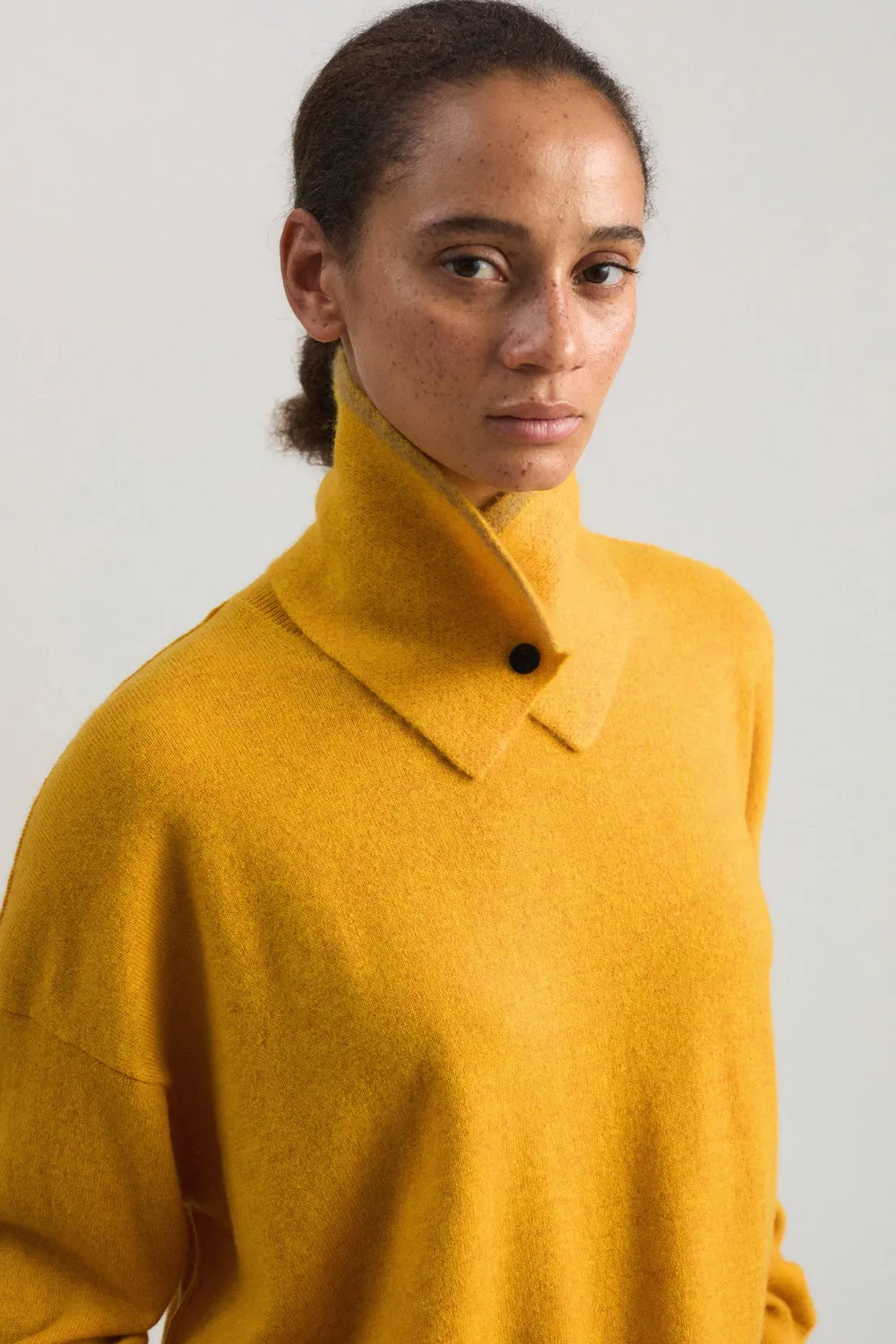 Oyuna Neku Loop Amber Taupe mit Knopf