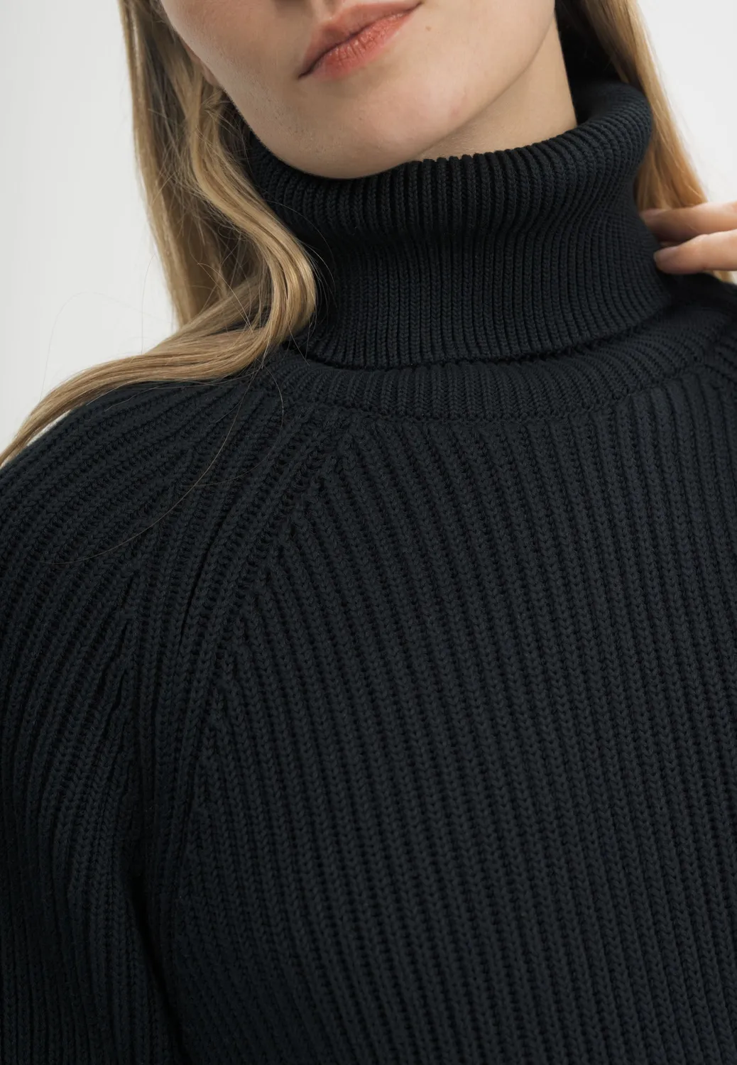 MELA ARUNIKA Strickkleid schwarz aus Bio-Baumwolle