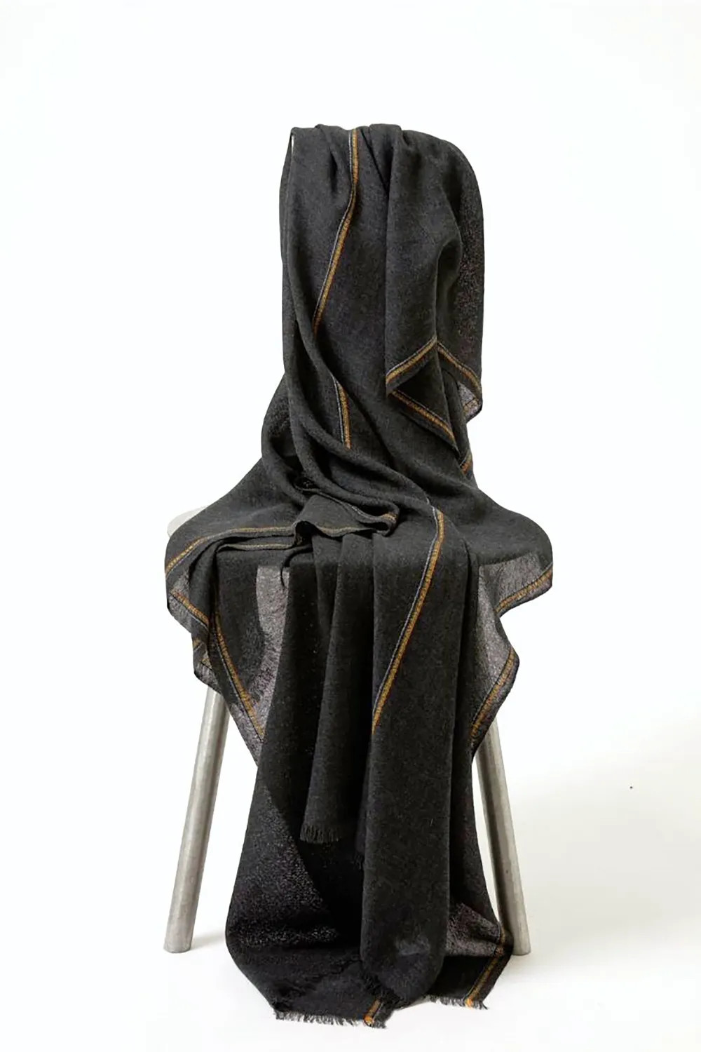 Oyuna Komo Decke Charcoal aus Kaschmir