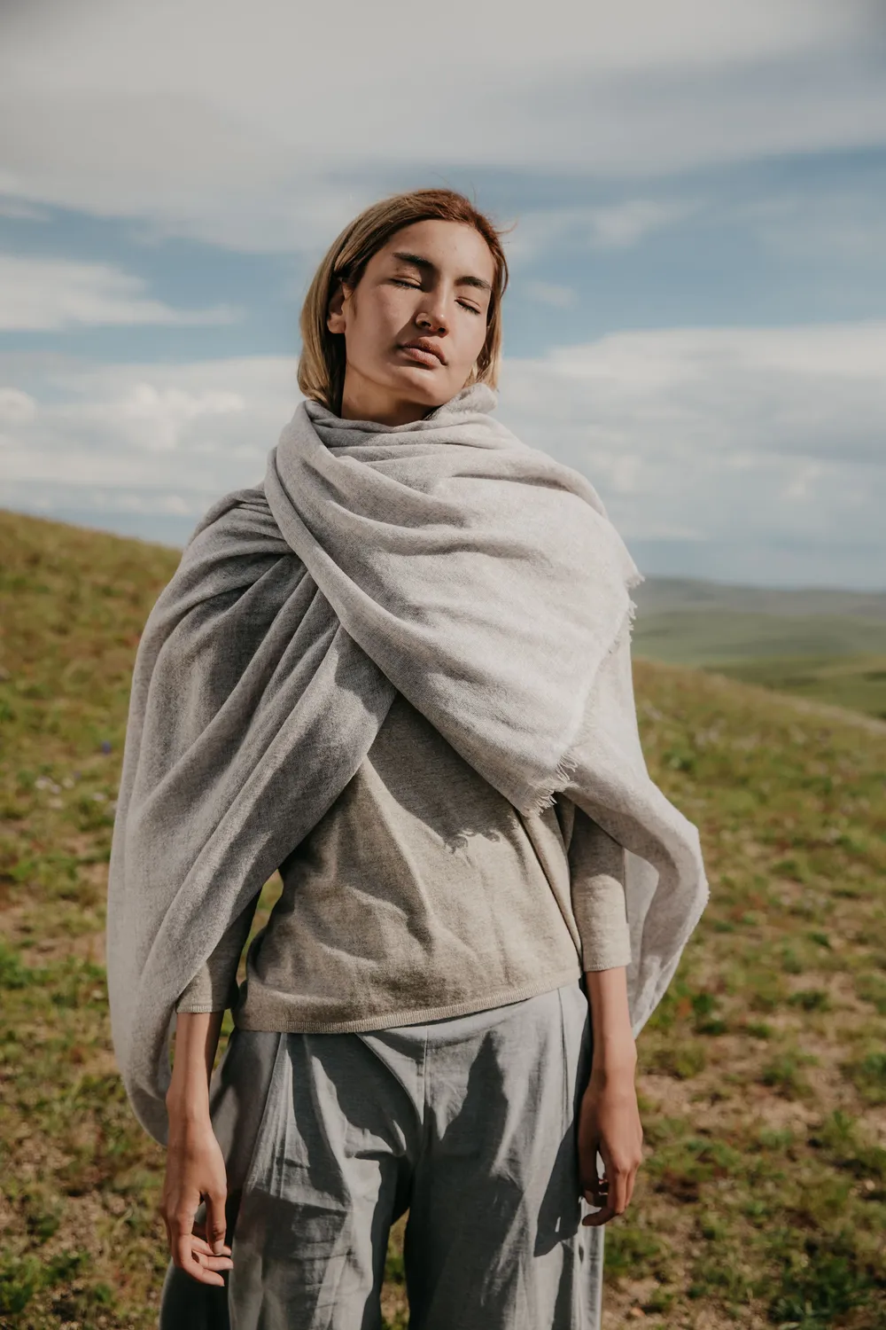 Oyuna Esra Reisedecke Mist mit Ledergurt Cashmere