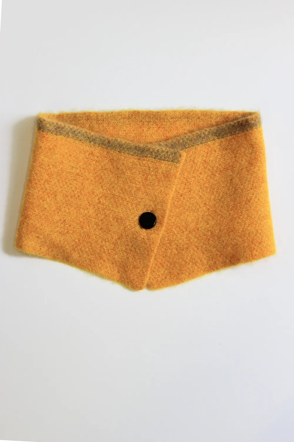 Oyuna Neku Neck Snood Loop Amber & Taupe mit Knopf