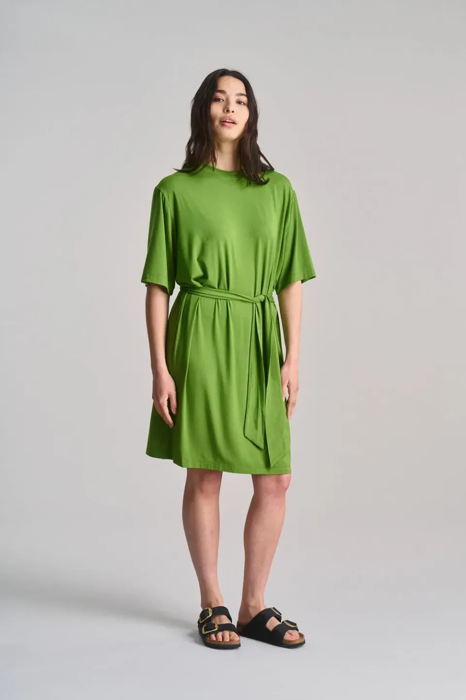 KOMODO SADIE Kleid Grün Modal-Jersey mit Gürtel