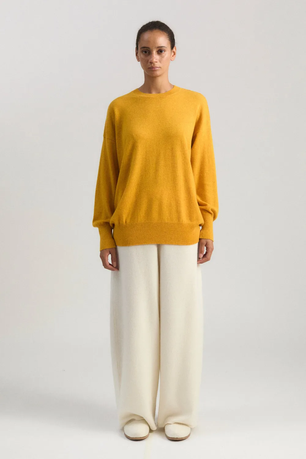 Oyuna Borte Pullover Amber orange aus Cashmere oversize