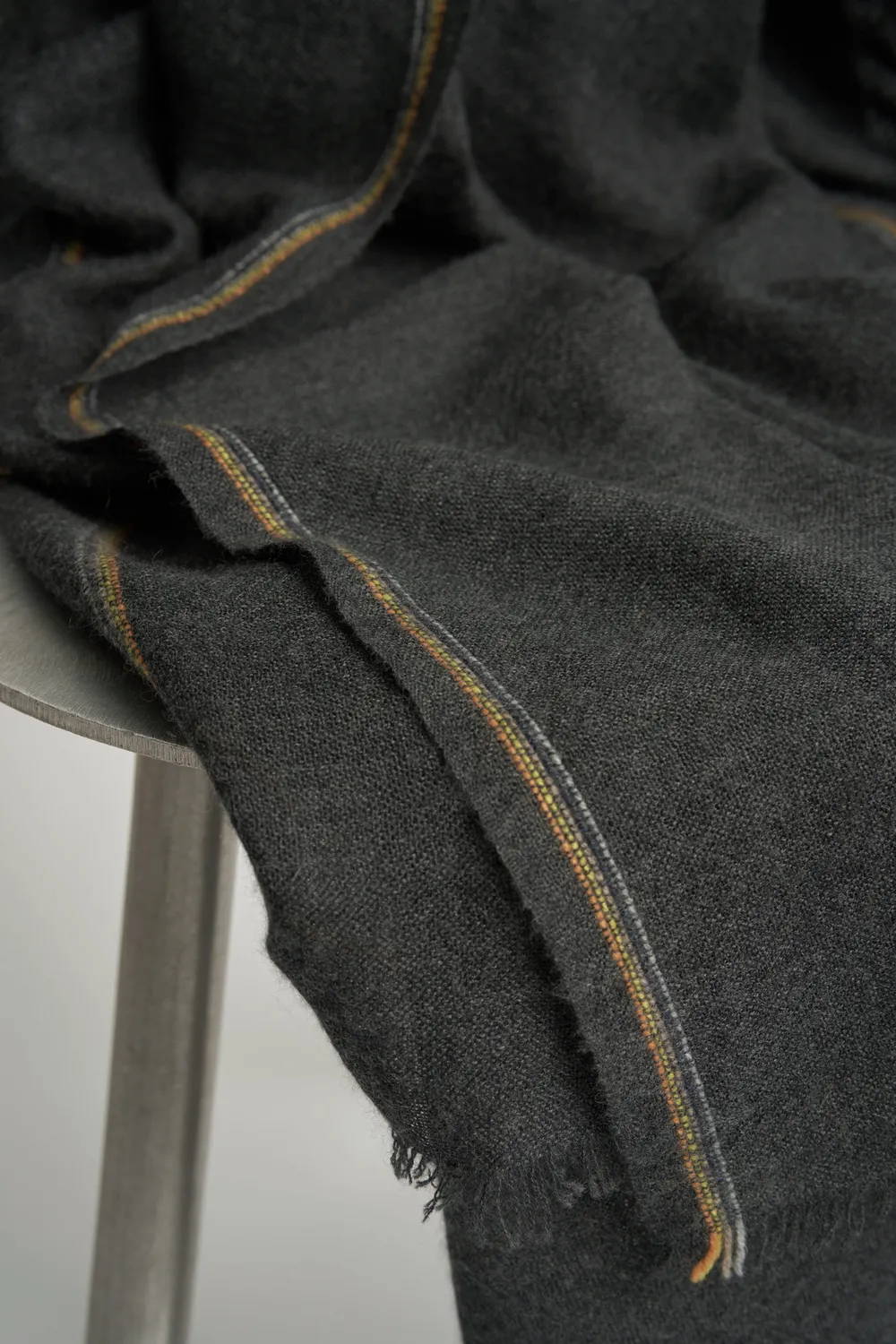 Oyuna Komo Decke Charcoal aus Kaschmir