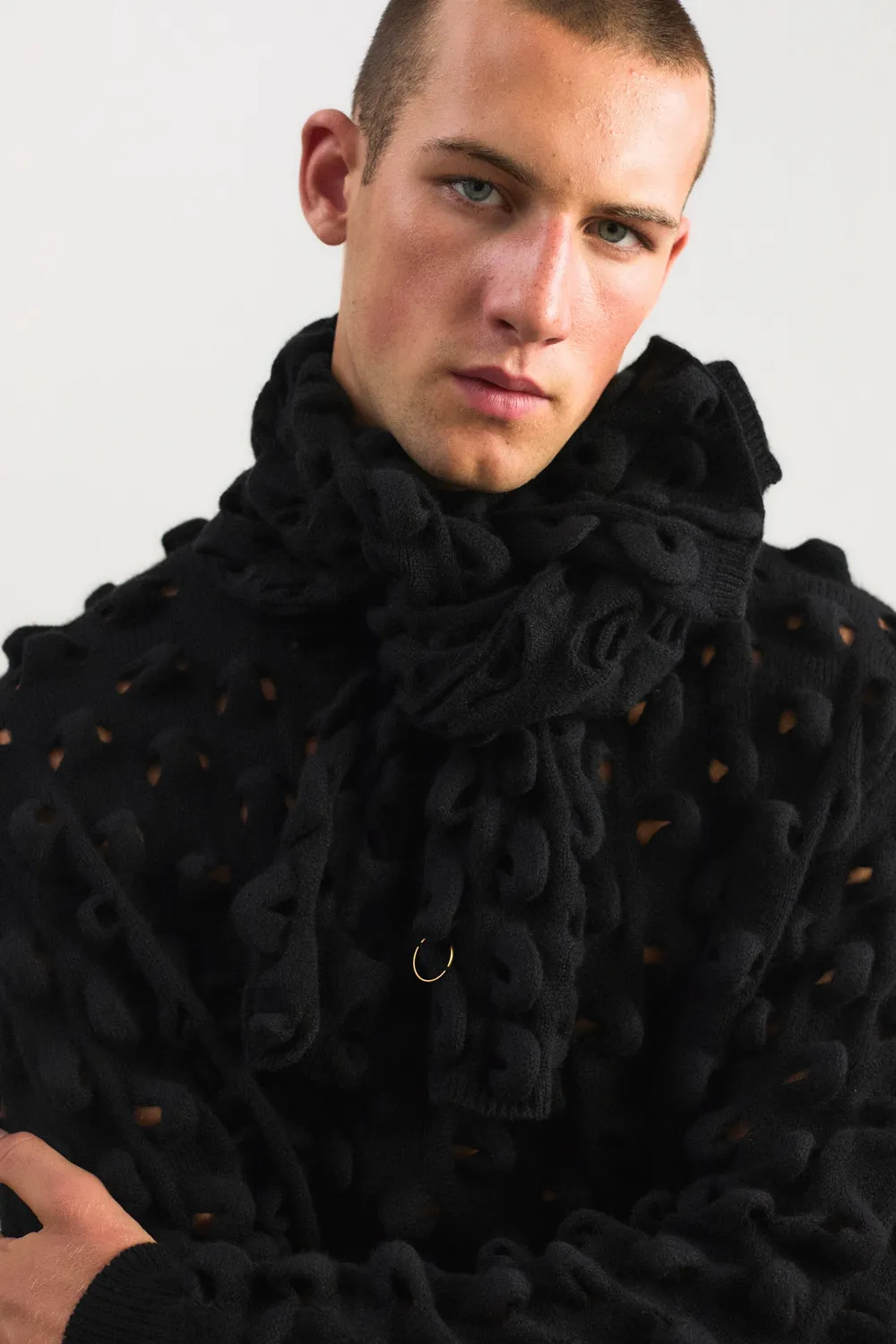 Oyuna Nodo Schal Black strukturierter Neckwarmer