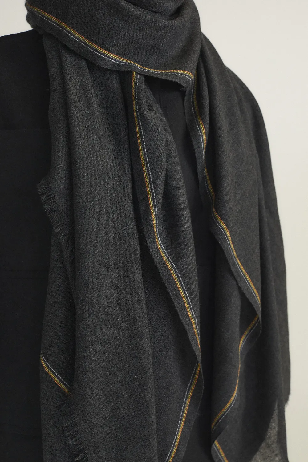 Oyuna Komo Wrap Charcoal Streifen mit Fransen