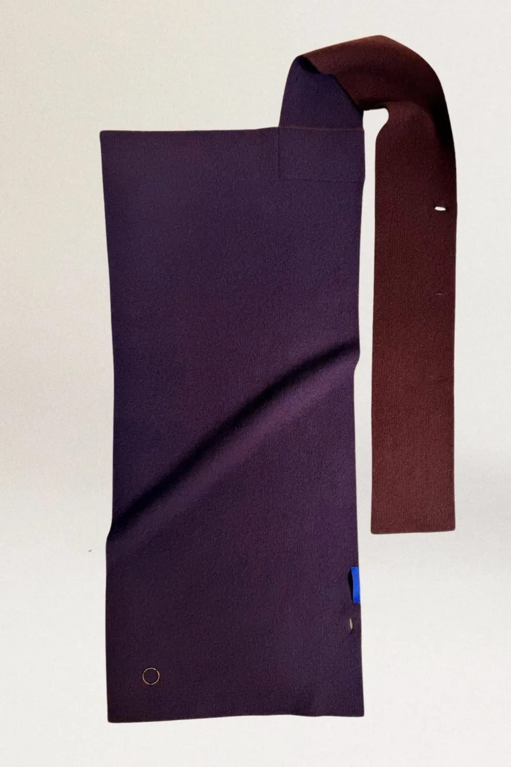 Oyuna Pomo Schal Carob Ink mit Knopfloch