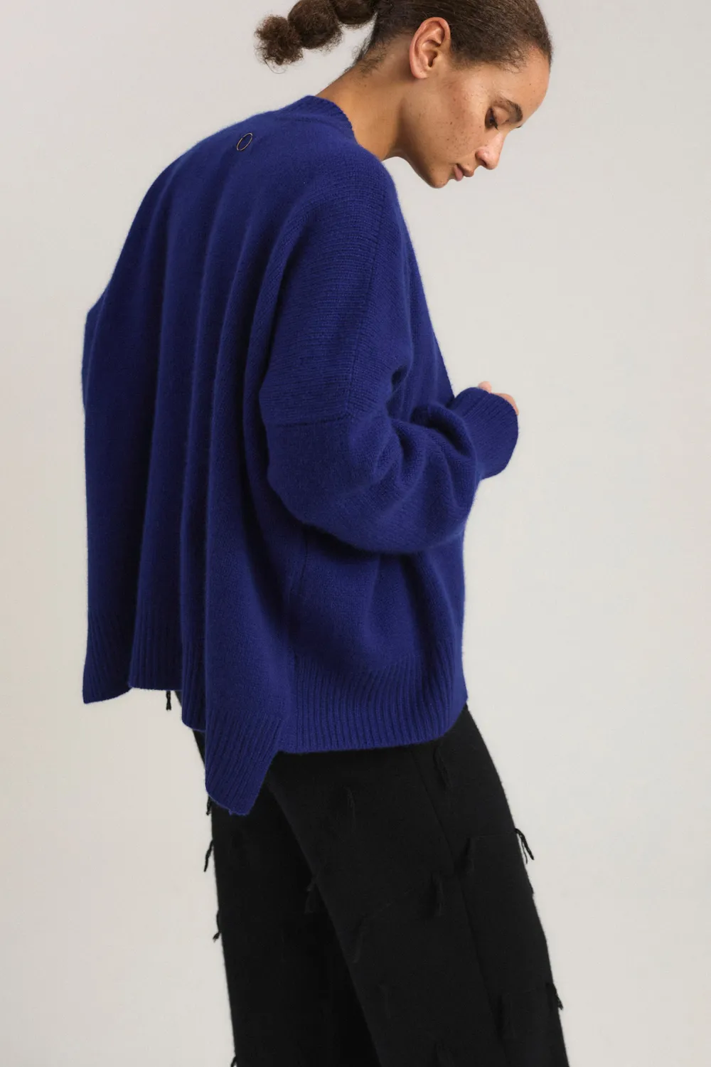 Oyuna Aire Cardigan Ink Chunky mit Anstecknadel