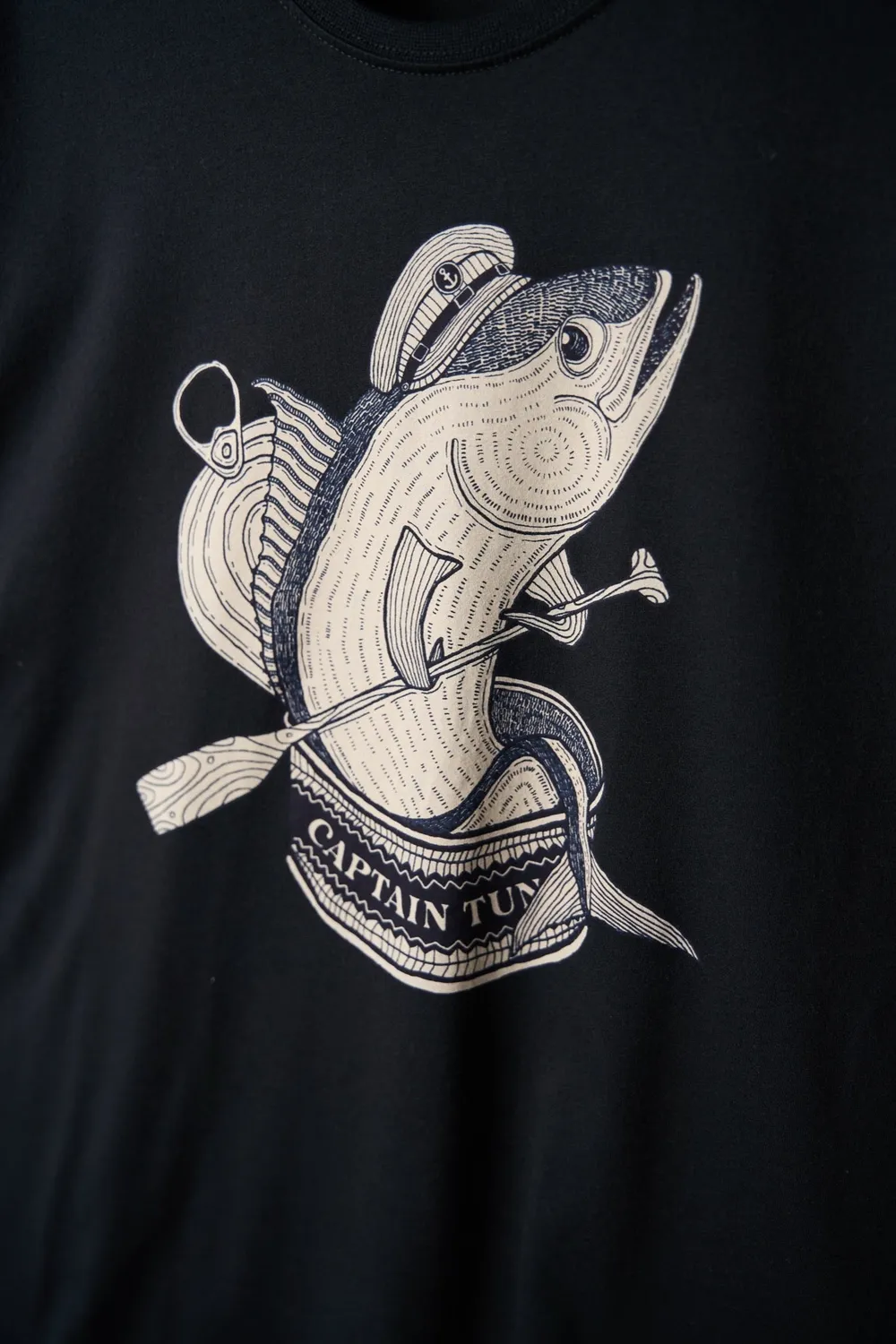 LAKOR Captain Tuna T-Shirt Moonless Night aus Bio-Baumwolle