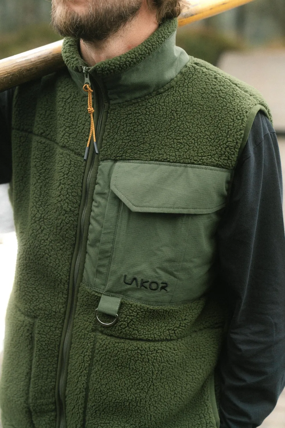LAKOR Bear Sherpa Weste Rifle Green aus Recycling-Polyester