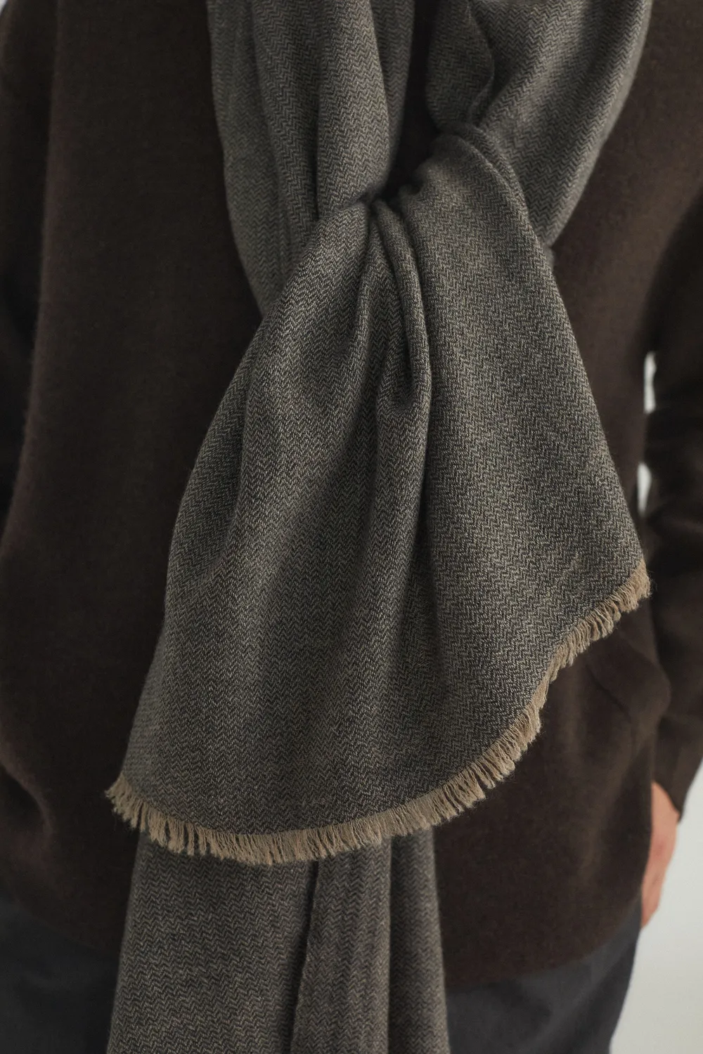Oyuna Saan Stola Charcoal Taupe Fischgrät