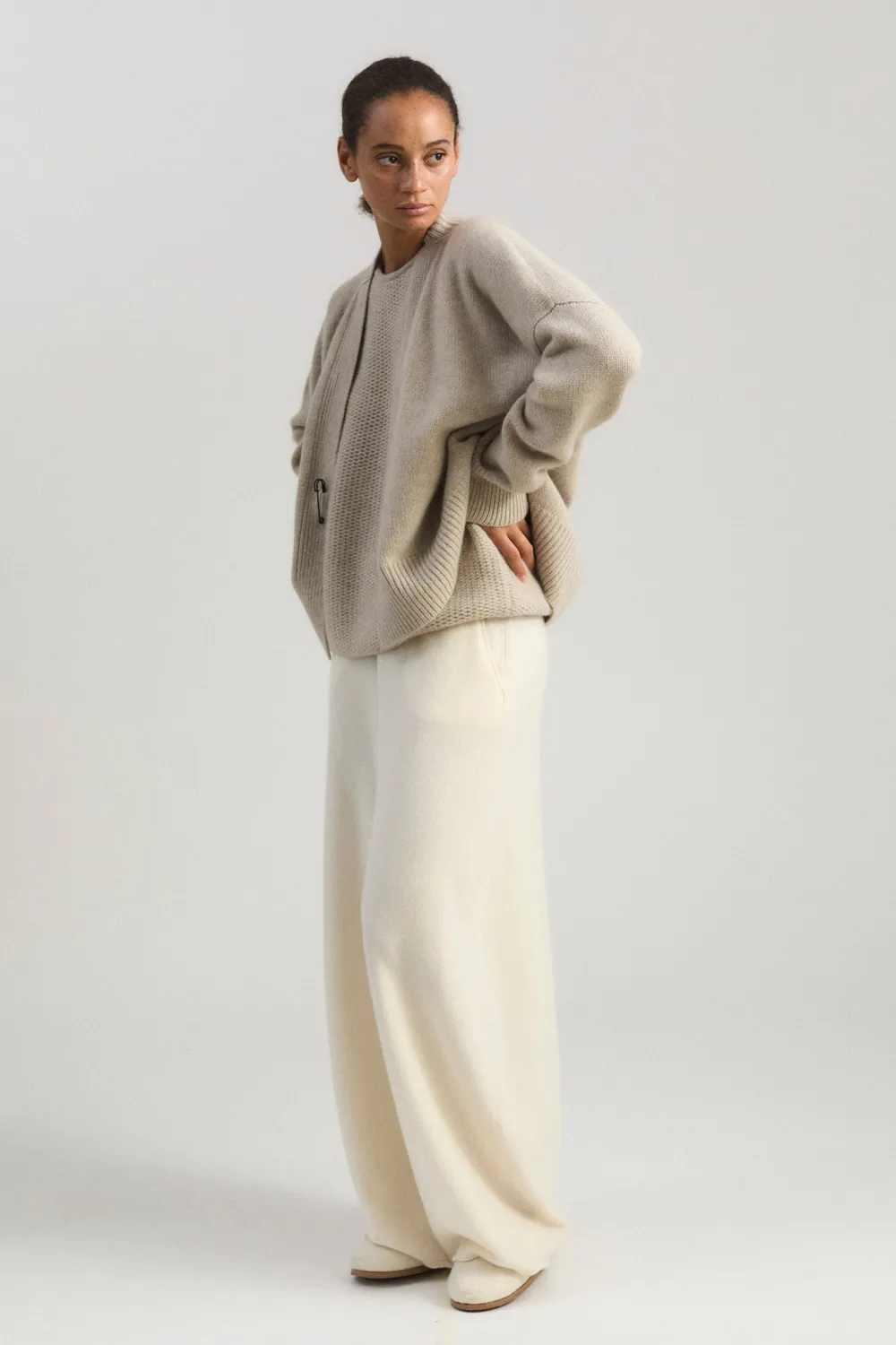 Oyuna Aire Cardigan Feather Grobstrick
