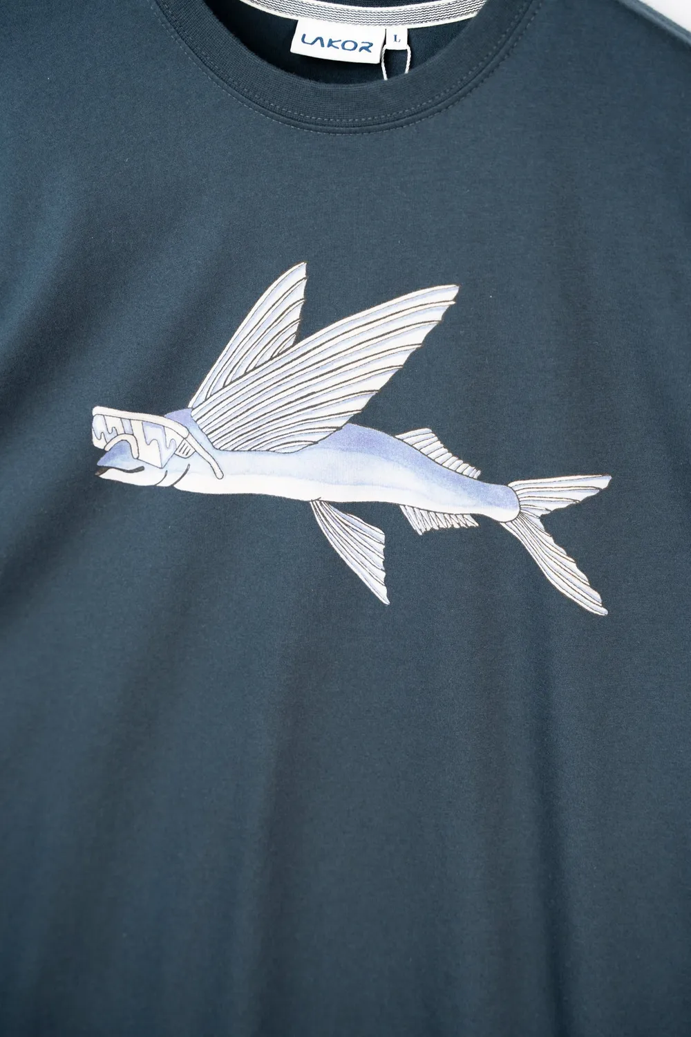 LAKOR Fly Fish T-Shirt Blueberry Bio-Baumwolle