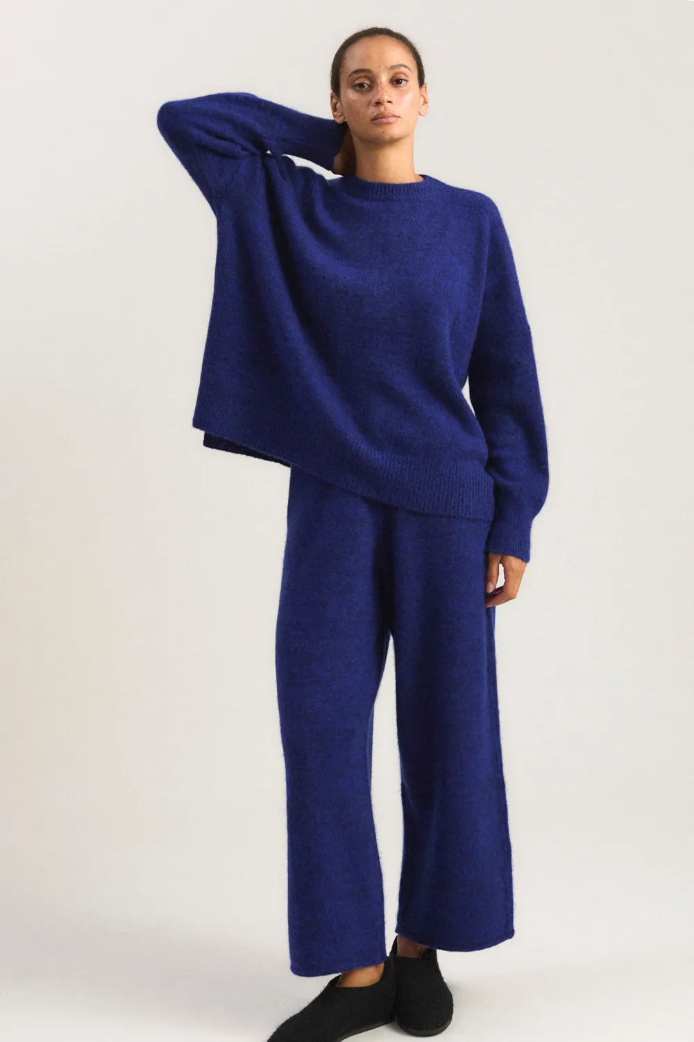 Oyuna Sym Hose Marine Cobalt aus Kaschmir-Seide