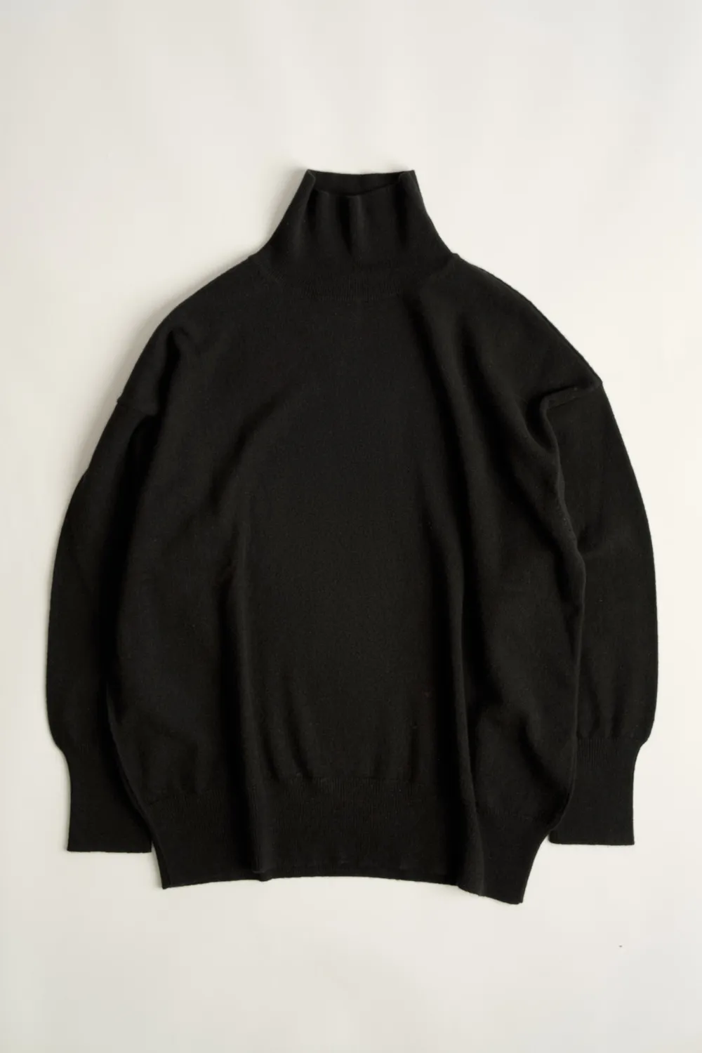 Oyuna Kotto Pullover Schwarz mit Stehkragen