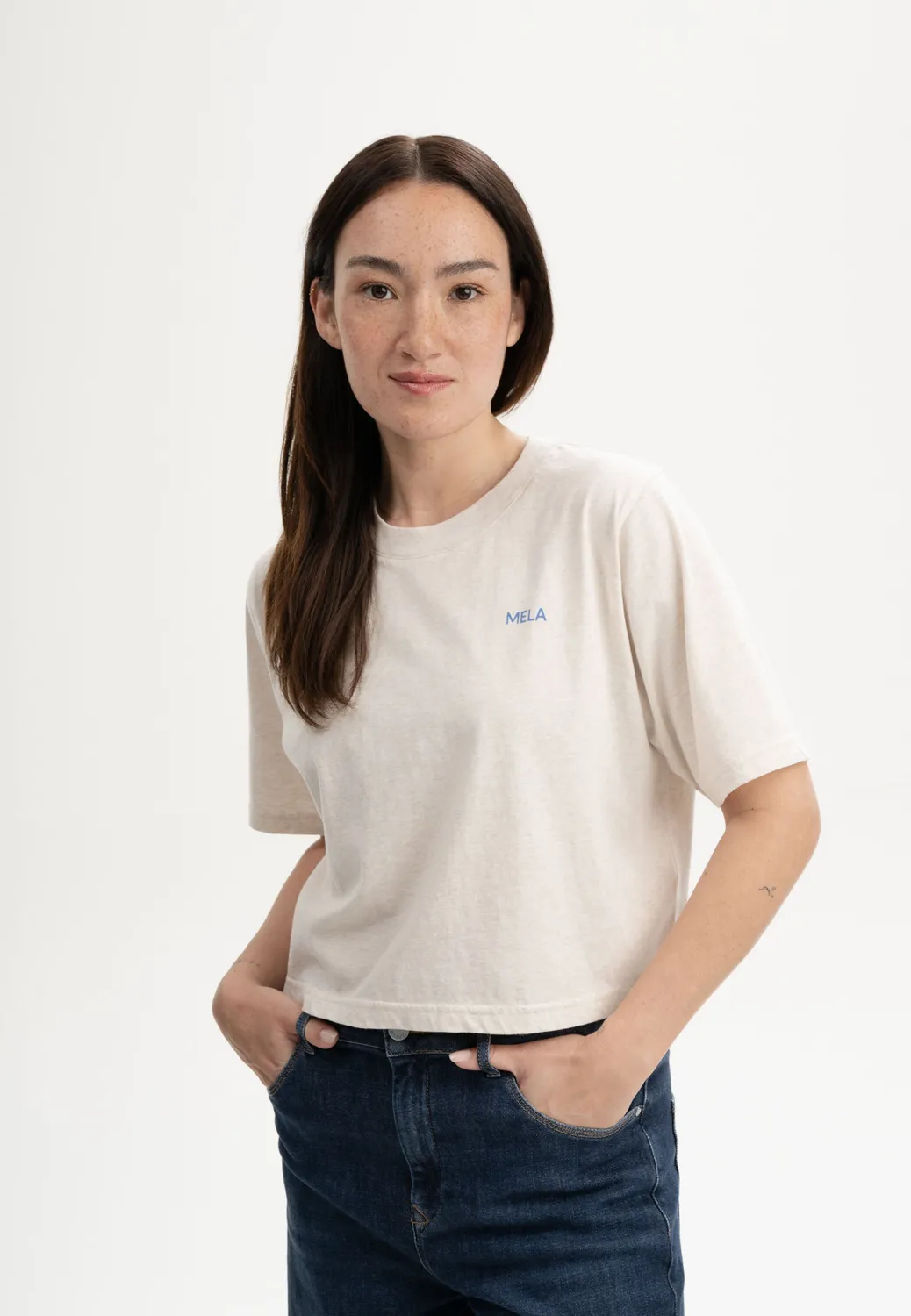MELA Desna Cropped T-Shirt cream be kind Print Bio