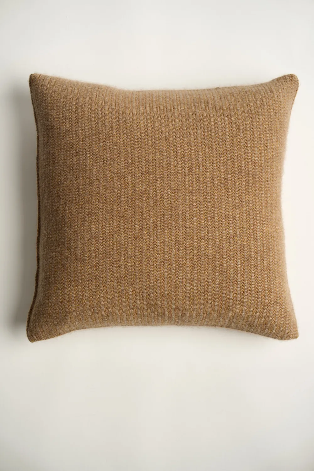 Oyuna Letra Kissenbezug Honig Taupe gestrickt