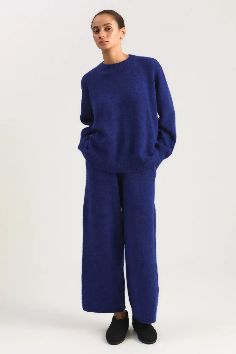 Oyuna Sym Hose Marine Cobalt aus Kaschmir-Seide