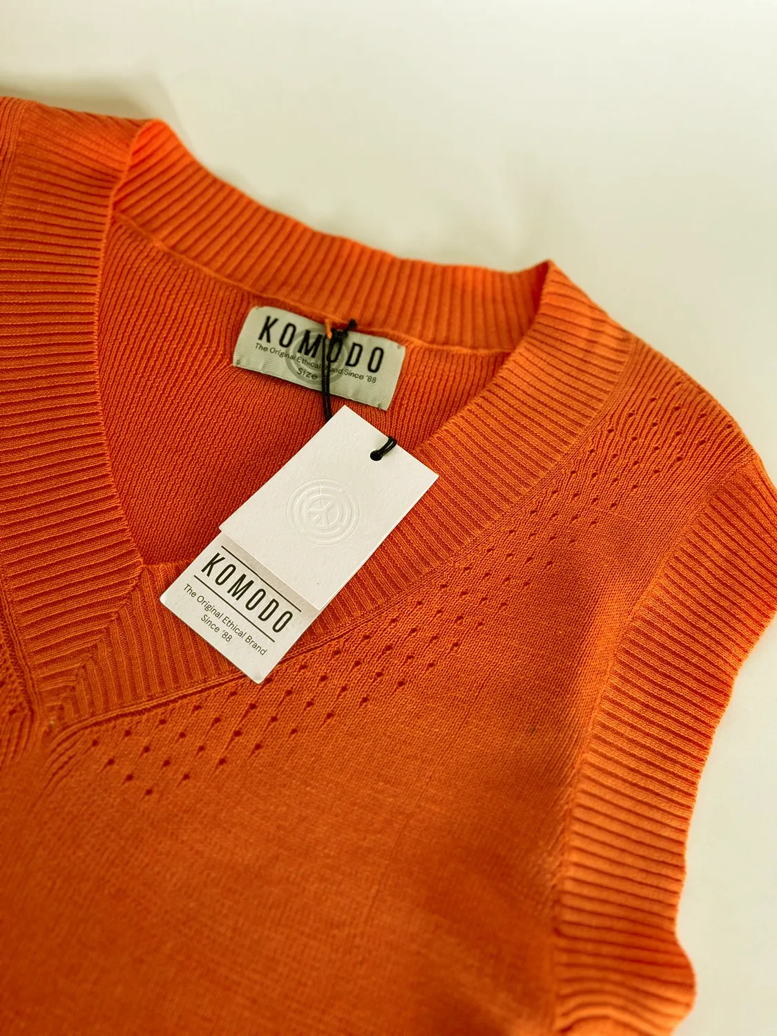 Komodo Sander Top Orange Baumwolle Tencel V-Ausschnitt