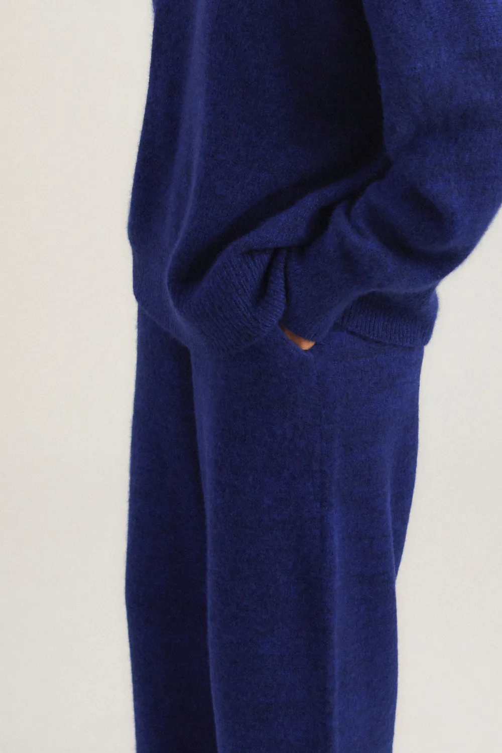 Oyuna Sym Hose Marine Cobalt aus Kaschmir-Seide