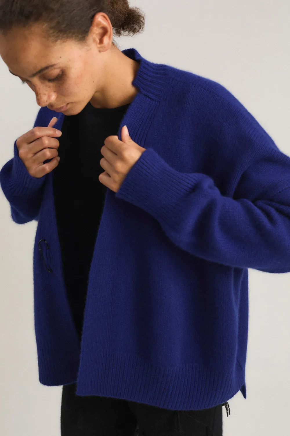 Oyuna Aire Cardigan Ink Chunky mit Anstecknadel