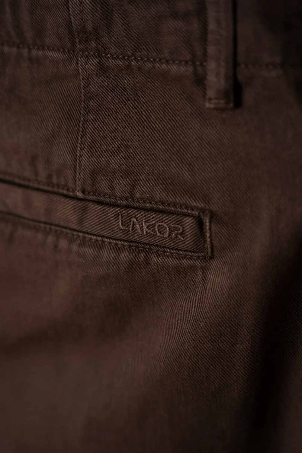 LAKOR Relaxed Twill Pants Coffee Bean Bio-Baumwolle