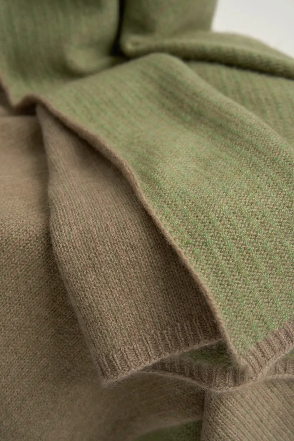 Oyuna Letra Throw Verde Taupe Wurfdecke Strick