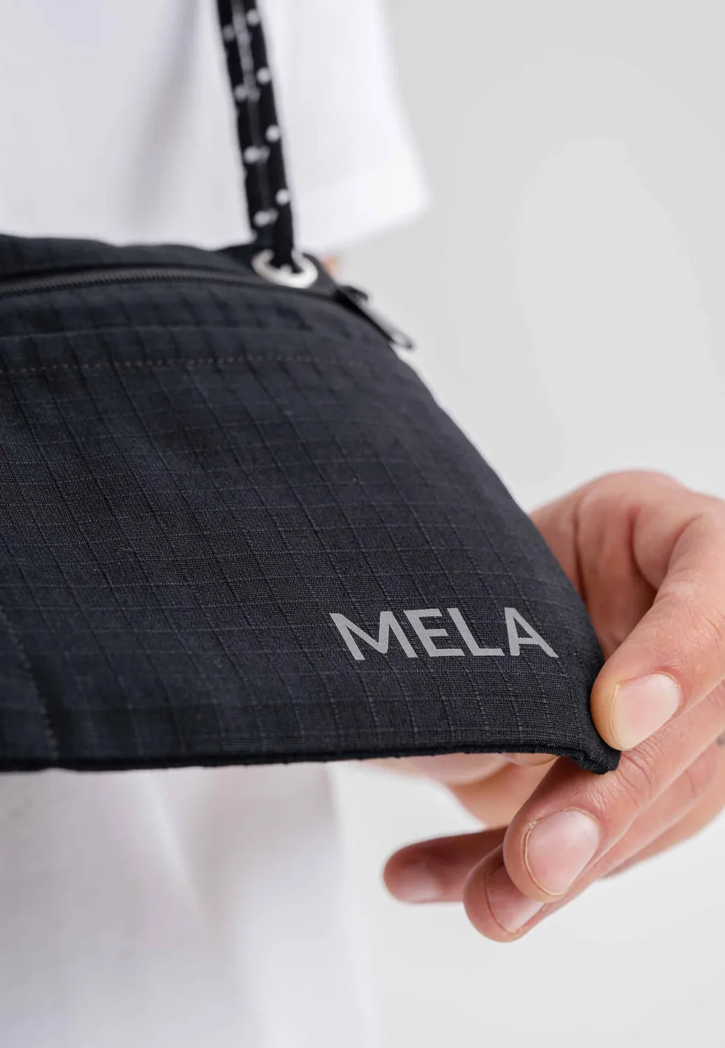 MELA SNEHA Umhängetasche schwarz S aus Bio-Baumwolle