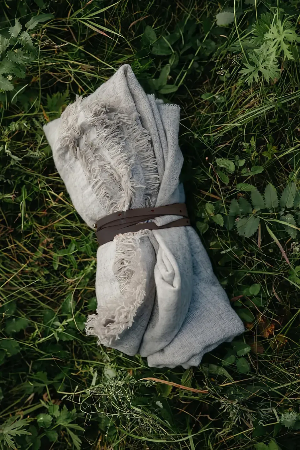 Oyuna Esra Reisedecke Mist mit Ledergurt Cashmere