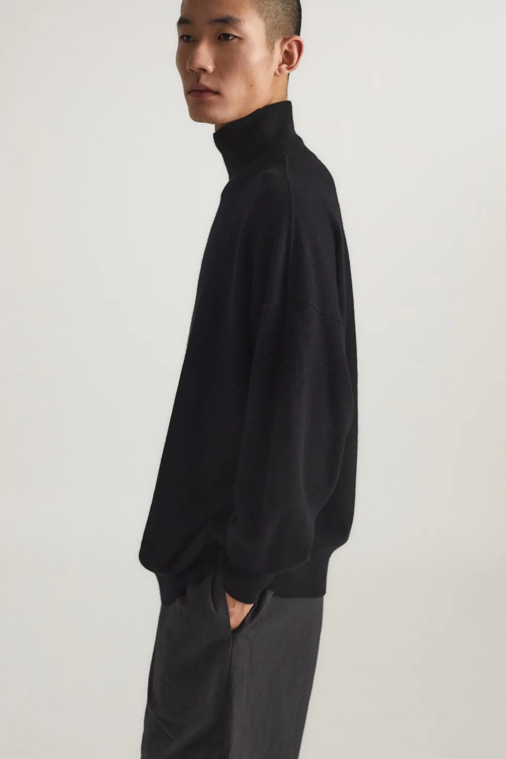 Oyuna Kotto Pullover Schwarz mit Stehkragen