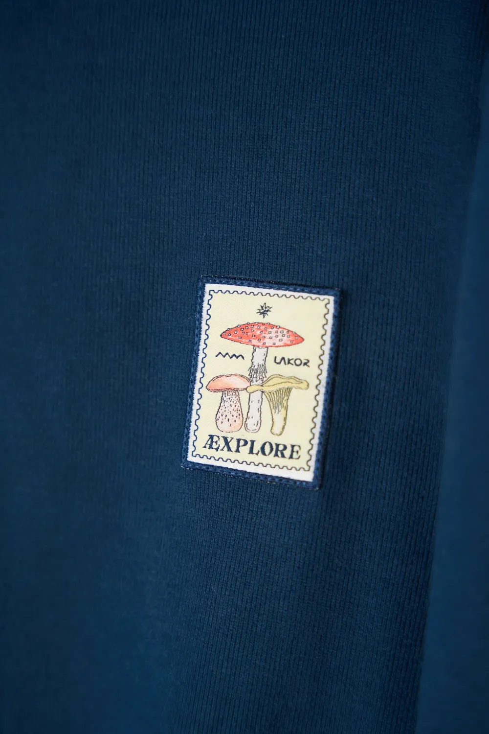 LAKOR Mushroom Trio Crewneck Sweatshirt Insignia Blue Bio-Baumwolle