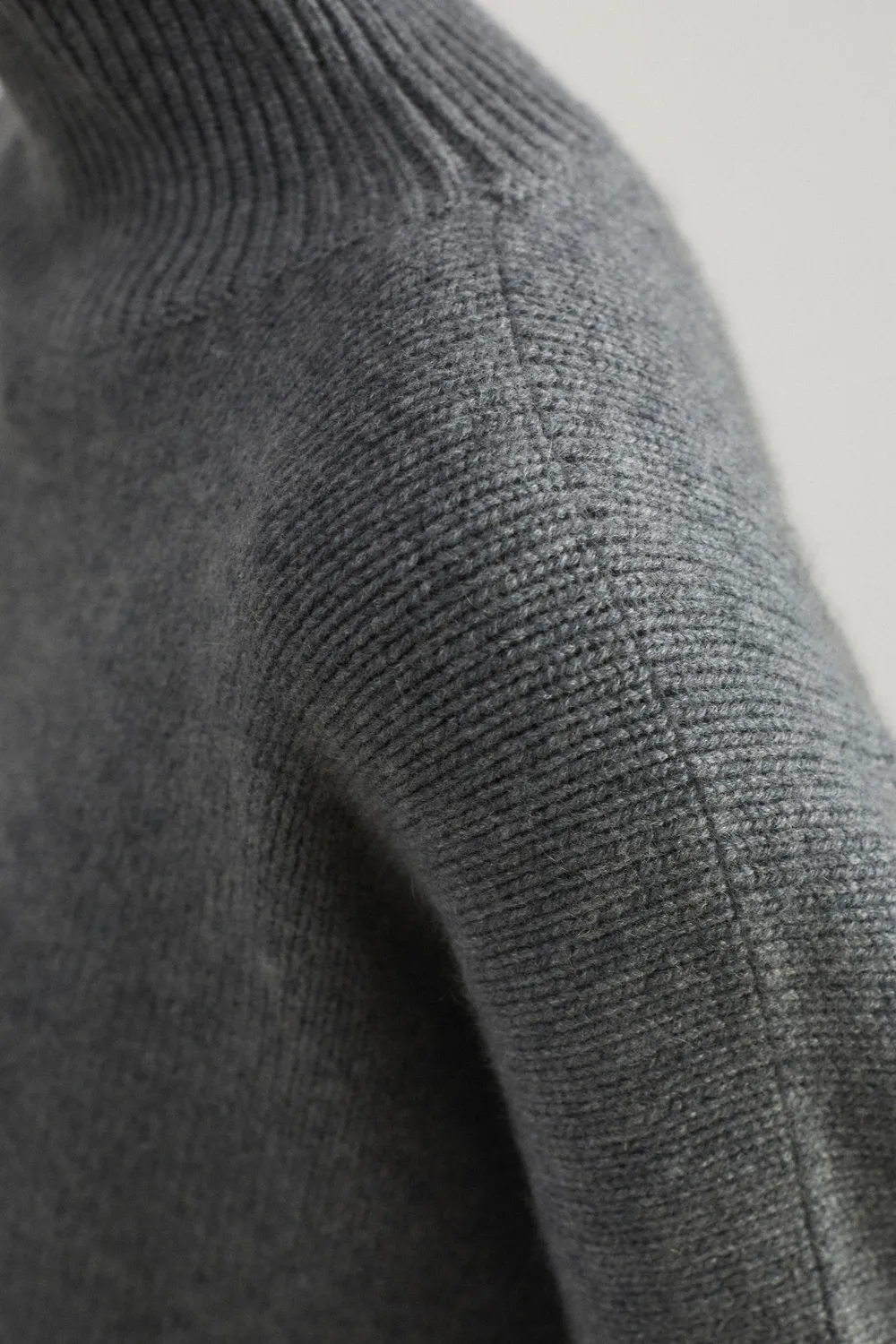 Oyuna Kaila Pullover Slate grau Rollkragen grob