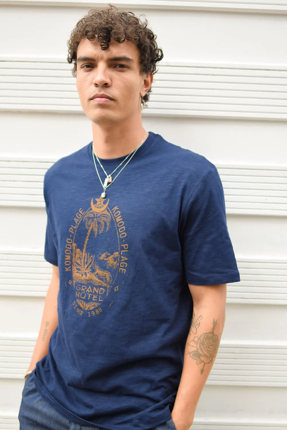 Komodo Grand Hotel T-Shirt Navy Bio-Baumwolle Print