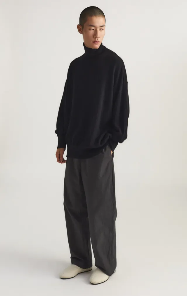 Oyuna Kotto Pullover Schwarz mit Stehkragen