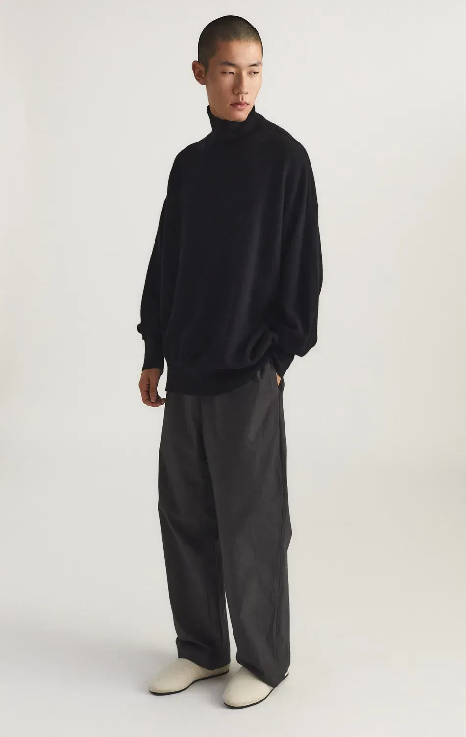 Oyuna Kotto Pullover Schwarz mit Stehkragen
