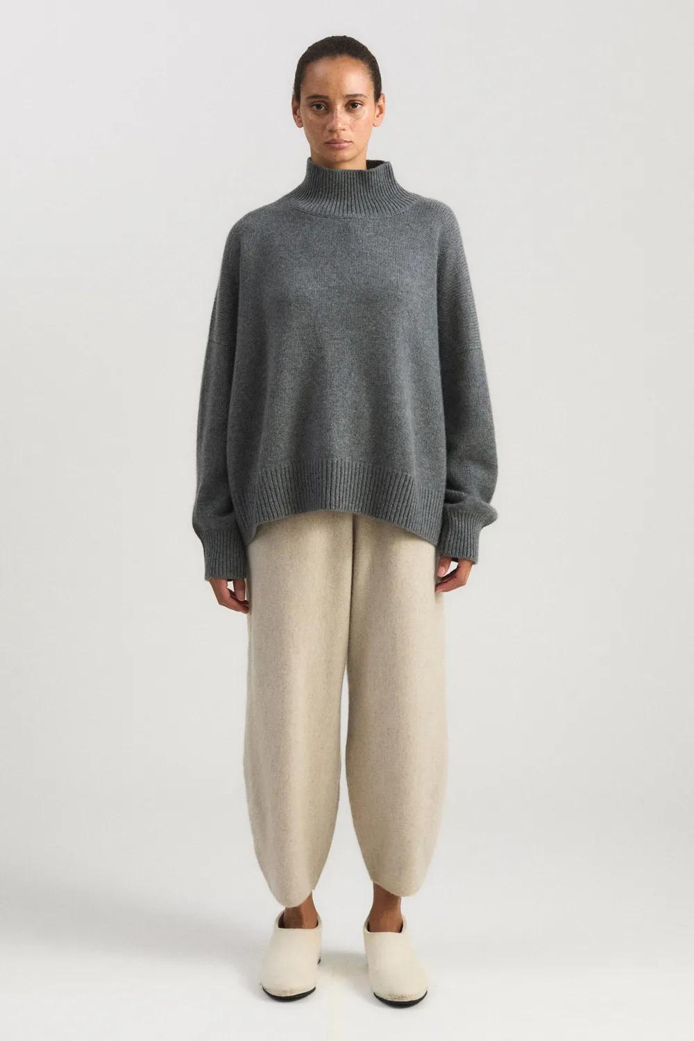 Oyuna Kaila Pullover Slate grau Rollkragen grob