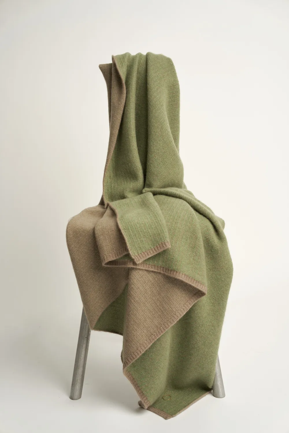 Oyuna Letra Throw Verde Taupe Wurfdecke Strick