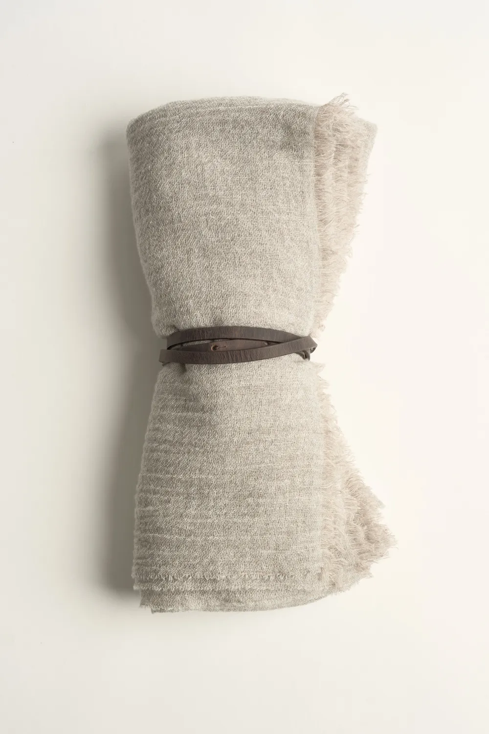 Oyuna Esra Reisedecke Mist mit Ledergurt Cashmere