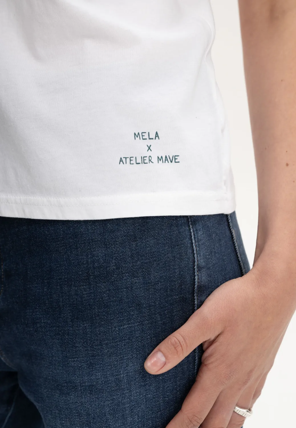 MELA Tanika Artist T-Shirt weiß secret lake aus Jersey