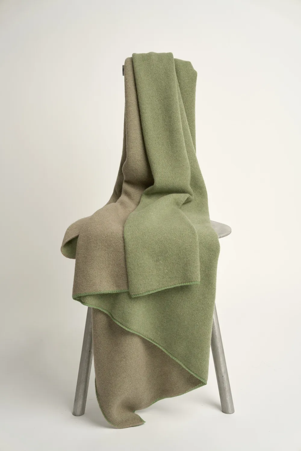 Oyuna Mandu Decke Strick Verde Taupe zweifarbig
