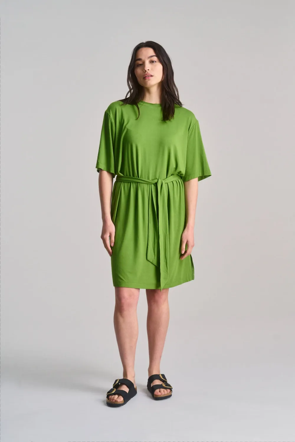 KOMODO SADIE Kleid Grün Modal-Jersey mit Gürtel