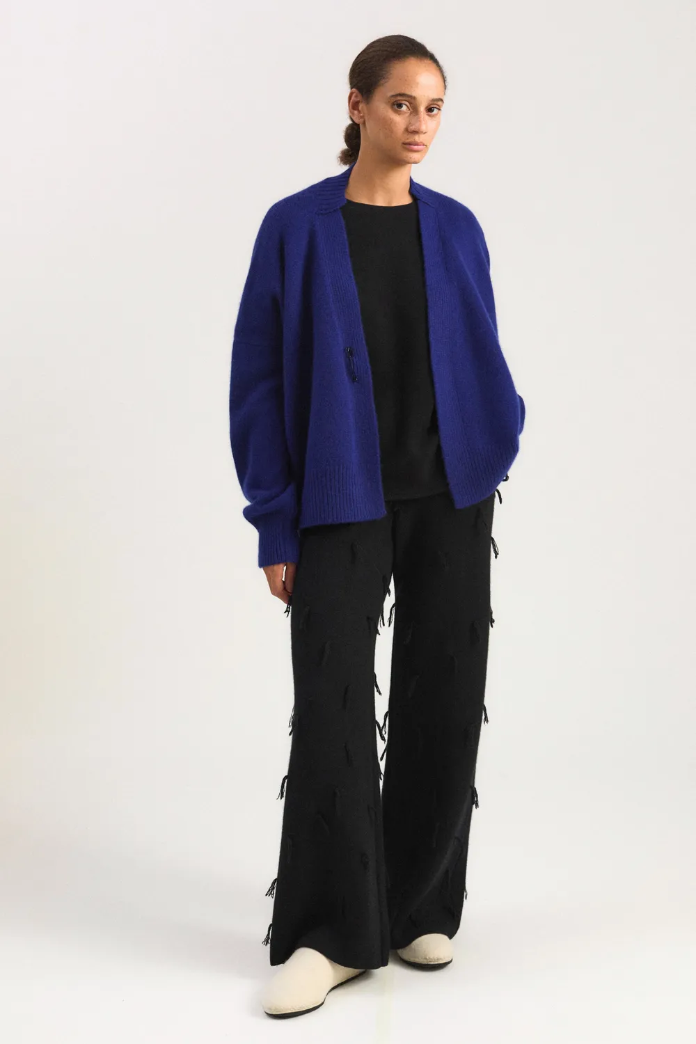 Oyuna Aire Cardigan Ink Chunky mit Anstecknadel