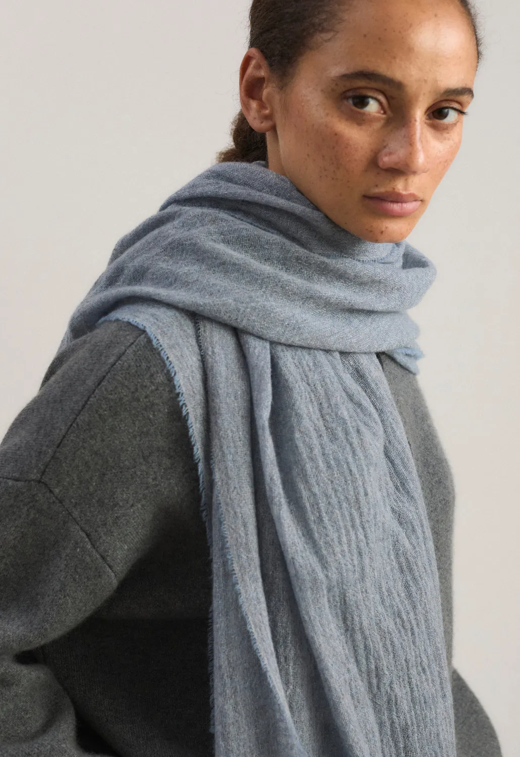 Oyuna Sera Schal Sky hellblau aus Cashmere federleicht