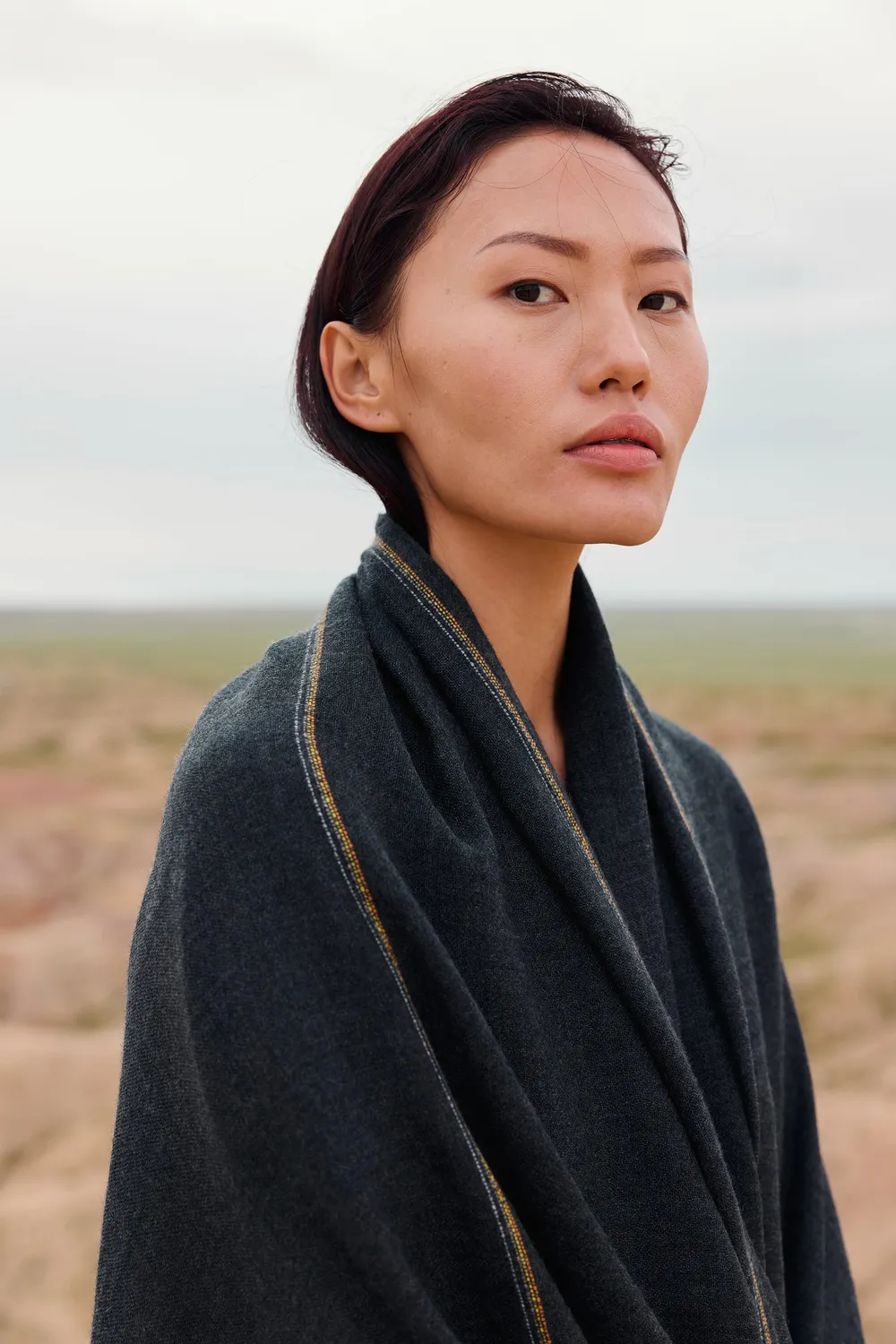 Oyuna Komo Wrap Charcoal Stola aus Cashmere