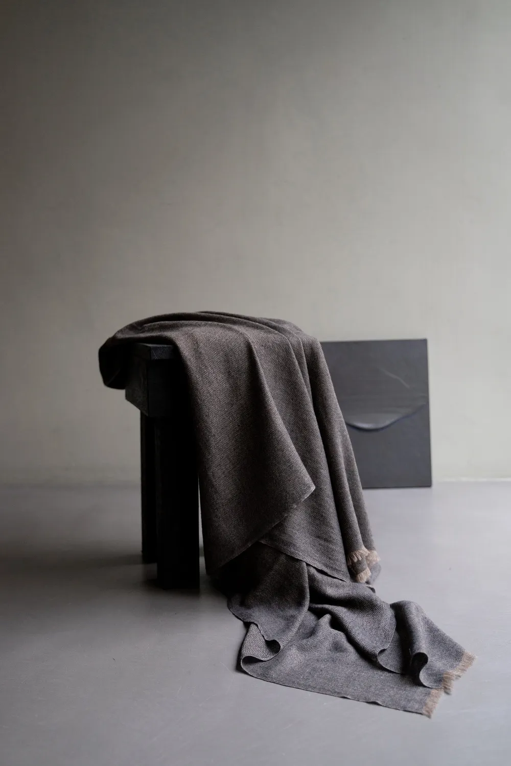 Oyuna Saan Wrap Charcoal Taupe Fischgrät