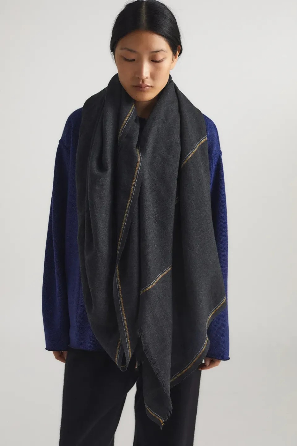 Oyuna Komo Wrap Charcoal Stola aus Cashmere