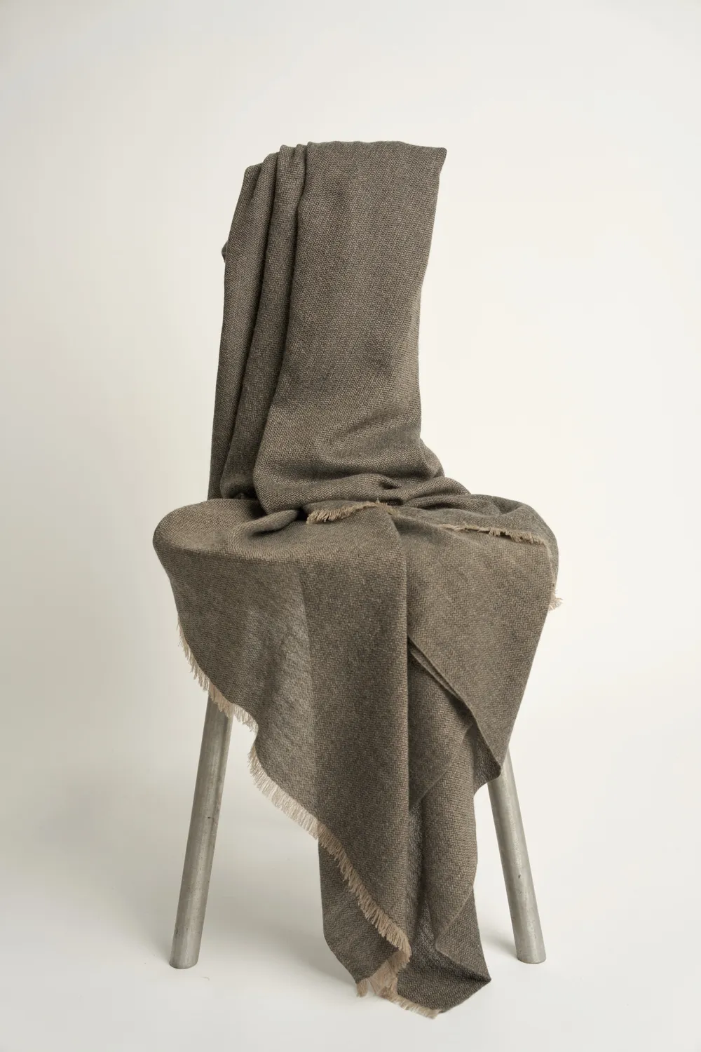 Oyuna Saan Decke Charcoal Taupe Fischgrät