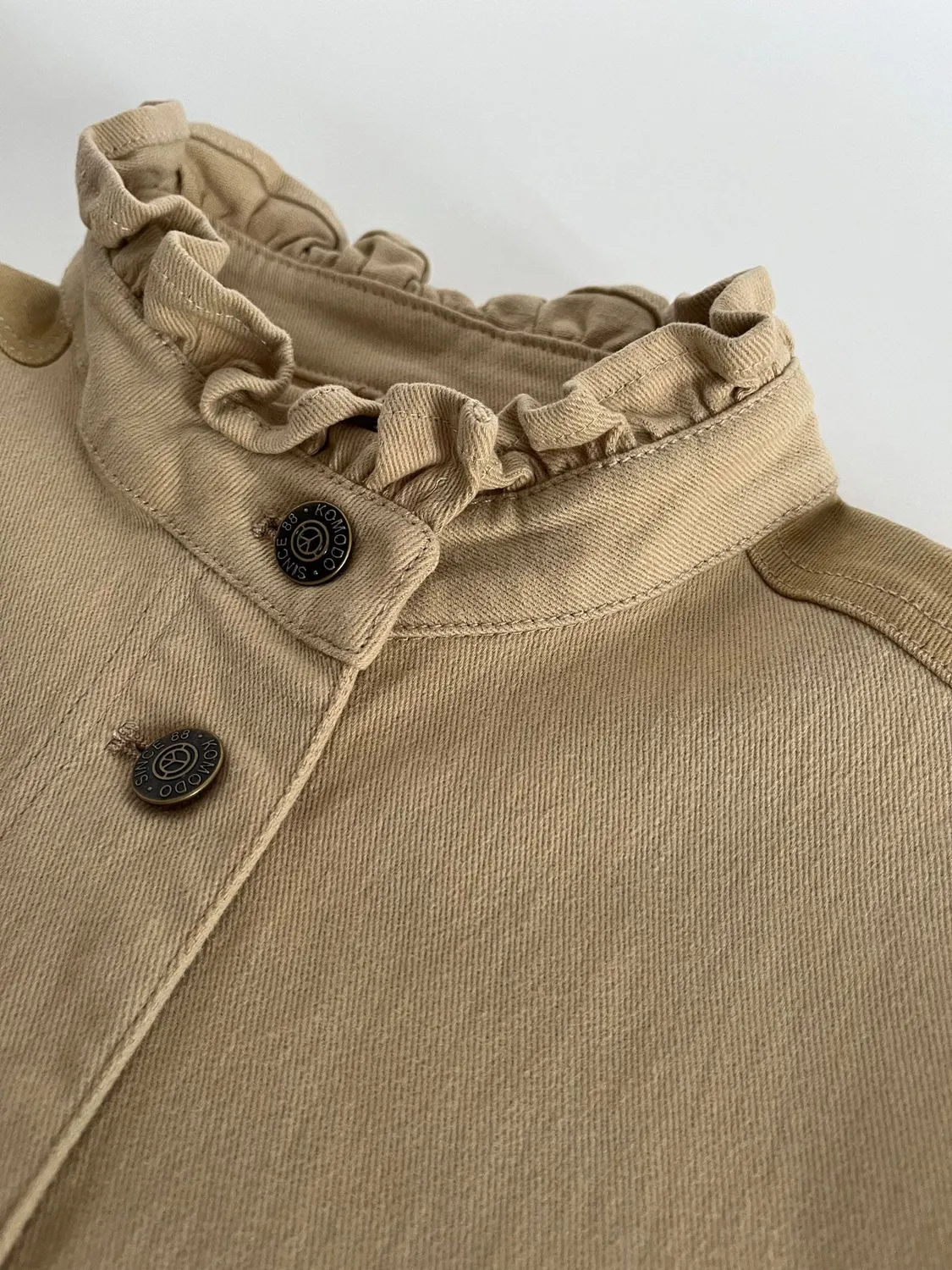 Komodo Ruffle Jacke Dark Sand Bio-Baumwolle