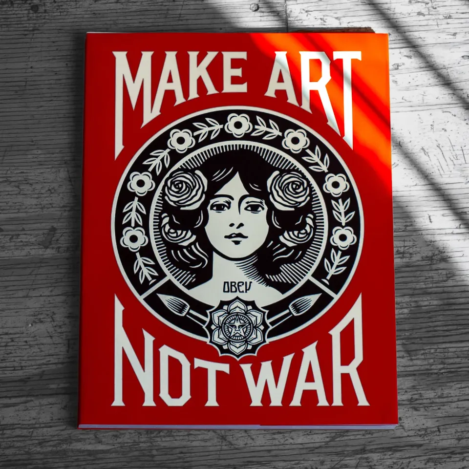 Obey Power to the Peaceful Buch 30 x 40 cm